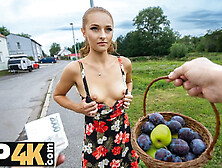 Chapeuzinho Vermelho Adora Mostrar A Buceta No Carro Do Namorado