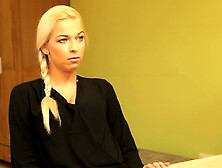 Il Bisogno Di Un Prestito Fa Sì Che La Donna D'affari Si Metta Con Un Uomo