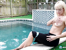 Yoga babe Sveera Fire shows off her moves outside and forgets her poses