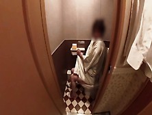 彼女がオシッコ中のトイレに突入してみた/i Entered The Toilet Where She Was Peeing