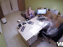 VIP4K.  Die süße Frau hat nichts dagegen,  mit dem Verleiher herumzualbern