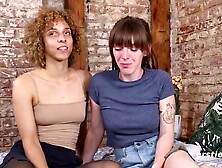 Ersties - Juli und Nicky F probieren verschiedene Spielzeuge aus, bis sie kommen