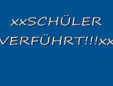 Jungen Kerl in der Küche zum Sex verführt