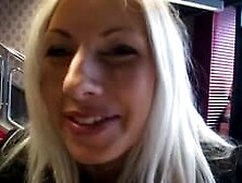 Esta loira goza de dois paus hoje