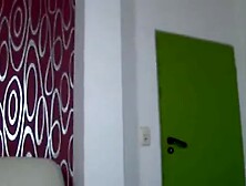 Am Sofa spielt sie seine heiße Mama