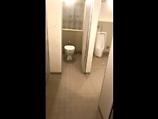 公衆トイレでおしっこのついでにオナニー 外にたくさんの人がいてもしっかりドピュドピュ!