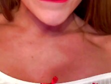 Brunette hair se fait baiser par two hommes le soir d’Halloween