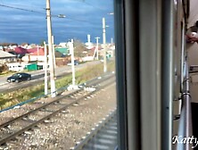 Публичный секс в туалете поезда,  пока другие люди ждут в очереди
