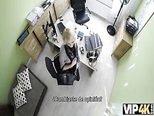 VIP4K.  La Rubia Katy Espera Obtener un Préstamo,  Pero El Agente