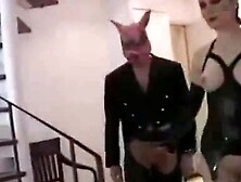 Sklavin bedient Sklaven und Herrin