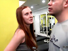 Hunt4k. coniglietto ingenuo in palestra fa sesso con un maschio ricco