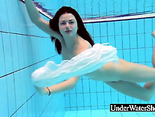 Sexy Brünette Im Weißen Kleid Unter Wasser