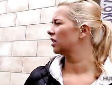 Hunt4k.  hunter fängt den richtigen moment ein,  um teen blond zu verführen