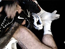 Nikeschlampe wixt u00fcber ihre geilen Nike Shox und