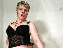 Kinky Housewife Playing With Her Pussy - MatureNL