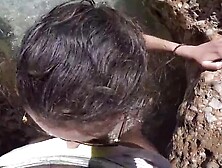 Pequeno Sexo Oral Bajo Las Rocas En El Agua