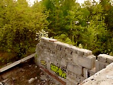 Горячая Жопастая Мамочка Публично Трахается Быстро И Жестко, Ее Киска наполнена Спермой на Заброшке!