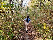 Застенчивая жена без трусиков.  Красивая природа,  любимая попка!