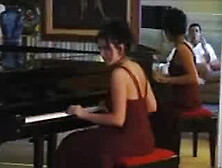 Henrietta Kerez Play Piano