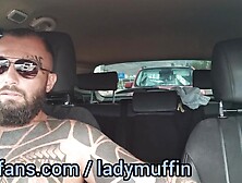 Italiana enseña el culo en el coche