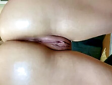 Rebolando peladinha mostrando o cu com marquinha de biquíni