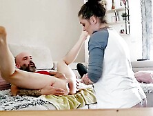 Je lui suce la bite et je lui fist le cul puis je lui gode le cul avec un gode énorme, fisting femdom