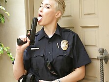 Телочка полицейский прыгает на молодом горячем члене