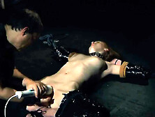 Junges Babe mit Vibrator von ihrem Herren gefickt