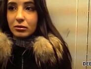 DEBT4k.  Un mec sort une bite bien dure d'un pantalon pour baiser le ravissant débiteur