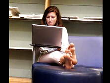 Hard-working girl spotted in public showing off her naked feet and soles