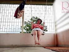 Casalinga depravata che oscilla senza mutandine su un'altalena CLIP COMPLETO