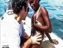 preto Bikini Babe público interracial batendo em um barco e praia