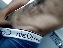 Moreno atlético se masturba y suelta un gran chorro de leche