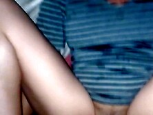 Morenita de tetas ricas gimiendo mientras recibe leche en su coño