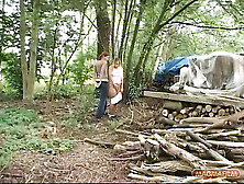Lesbischer Sex Im Wald Mit Anschliessendem Blowjob Mit Einem Fremden (bw)