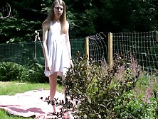 Teenfotze im Garten gefickt