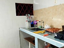 Culona tiene folla en la cocina a joven inseperto