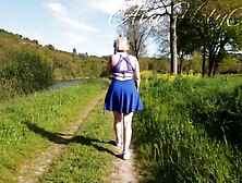 Un mother I'd like to fuck à gros cul jette son string et marche cul nu