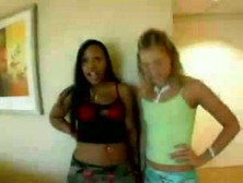 Blond Und Ebony Lesbian (English)