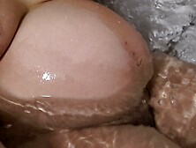 Mere Francaise Avec De Gros Seins Prenant Un Bain Pendant La Grossesse