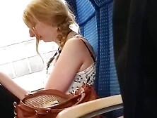 Blondes Girl mit schoener Figur und tollen Beinen