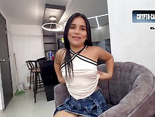 Mi hermanastra me ruega que me la folle muy duro a cambio de dejarla salir de fiesta.