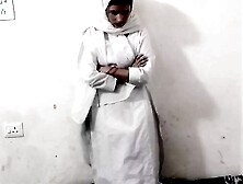 Muslim slut ke abbu jaan ne jabar dasti doodh daba kar pela