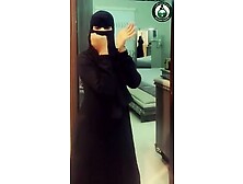 Arab Hotwife In Niqab Shake Ass Dance