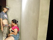 Albañil me deja mamar su polla de 20 cm casi nos pillan