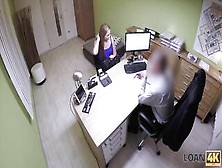 LOAN4K.  Une Ne Peut Pas Payer Ses études Alors Pourquoi Séduit L'agent De Crédit