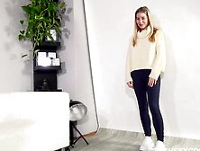 Blonde without limit shows her skills