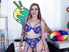 Анал крупным планом с татуированной Rory Knox в синих чулках