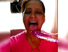 Jugando escupitazo con sex toy doble cabeza