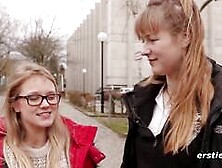 Holly und Ida haben heißen Spaß in der Unibibliothek